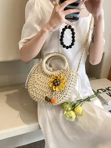 Borsa a tracolla in paglia con decorazione girasole e ciondoli colorati per spiaggia