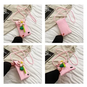 Sac à téléphone matelassé rose avec fleur en peluche 3D, vues de face, arrière et côté