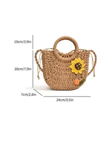 Borsa in paglia intrecciata con ciondolo a girasole e dimensioni esatte su sfondo bianco