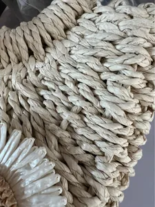 Sac à main en paille tissée avec fleurs pour la plage et texture de fibres naturelles