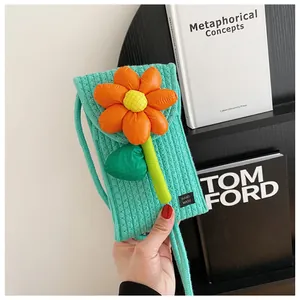 Détail du sac de téléphone tissé avec tournesol 3D et bandoulière vert menthe