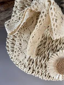 Sac de plage en paille tressé avec nœud en dentelle et tournesol pour les vacances