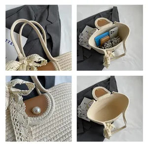 Détail de l'intérieur spacieux avec élégant nœud en dentelle et boucle en perle du sac tressé