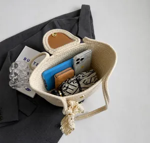 Vue de dessus d'un grand sac tissé montrant l'intérieur spacieux pour tablette et objets