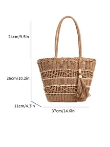 Große Strohtasche Strandtasche mit Quasten und Holzperlen, Maße auf weißem Hintergrund gezeigt