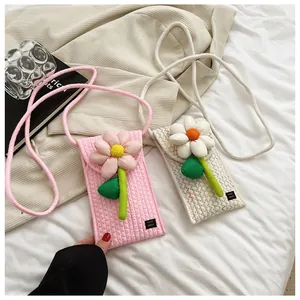 Vue détaillée des sacs de téléphone matelassés faits main avec fleurs 3D et étiquette