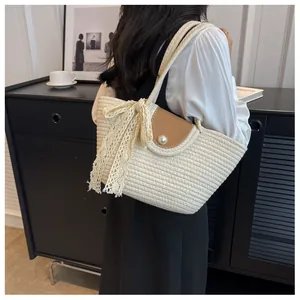 Détail du sac cabas tissé avec rabat en cuir, boucle perle et nœud en dentelle chic