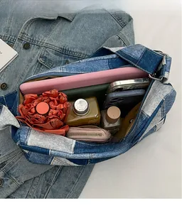 Draufsicht auf den geräumigen Innenraum dieser Patchwork-Tasche aus Jeansstoff