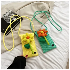 Détail de sacs de téléphone tissés avec fleurs 3D et étiquettes Hand Made