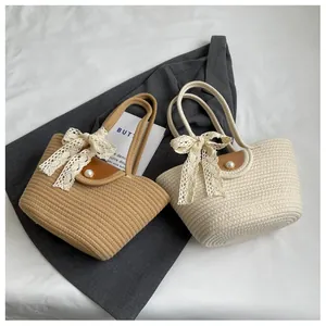 Détails des sacs en paille tissée avec nœuds en dentelle et fermoir perle en kaki et beige
