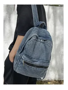 Vista dettagliata di uno zaino in denim blu lavato con cinghie robuste su una modella