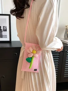 Petit sac bandoulière rose tissé pour téléphone avec fleur 3D faite à la main