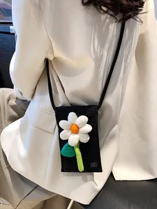 Sac à bandoulière tissé à la main avec fleur 3D blanche sur tissu en maille noire