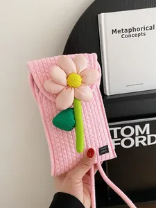 Sac à téléphone rose tissé main avec fleur 3D et bandoulière pour femmes