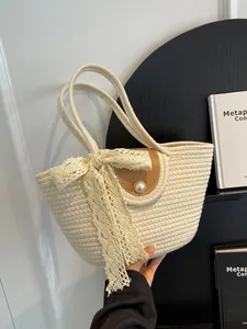 Sac fourre-tout tissé chic avec rabat en cuir, grosse perle et ruban en dentelle