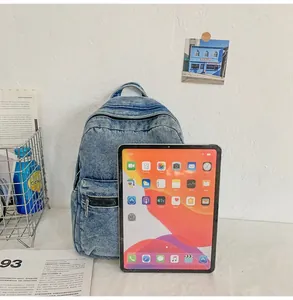 Zaino in denim lavato con tablet per mostrare la grande capacità di carico