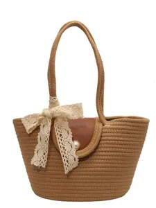 Sac de plage tressé marron avec nœud en dentelle et bouton de perle élégant