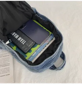 Interno spazioso dello zaino in denim lavato con spazio per telefono e power bank