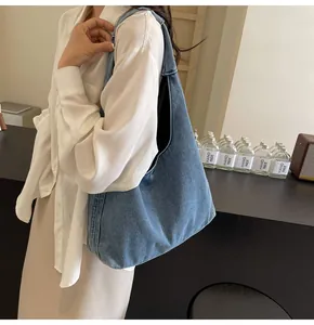 Mannequin portant un grand sac cabas en jean bleu, idéal pour un style décontracté chic