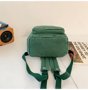 Detalle del fondo de la mochila de lona resistente y correas de hombro ajustables
