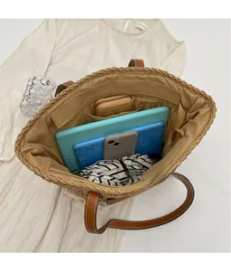 Vue de dessus de l'intérieur du sac cabas tissé avec grande capacité et anses cuir