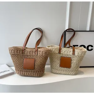 Détails de sacs cabas en paille tissée avec poignées en cuir et écussons carrés