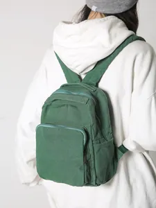 Mochila retro de lona verde bosque con correas ajustables y bolsillo con cremallera