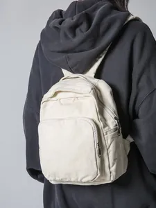 Mochila de lona minimalista para mujer en color beige con varios bolsillos y diseño duradero