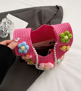 Vue intérieure montrant la capacité de ce sac seau tricoté rose à motifs floraux