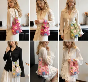 Détail du sac seau au crochet avec fleurs 3D et bandoulière en perles élégante