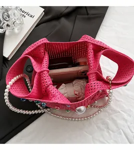 Vue de dessus du sac au crochet rose avec anse perlée montrant l'espace intérieur