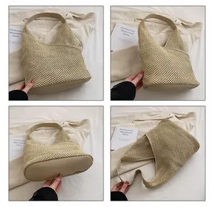Viste dettagliate di una borsa a spalla in paglia beige con finiture in pelle liscia