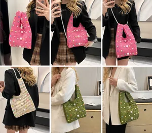 Détails du sac en tricot coloré avec des perles élégantes et une bandoulière bohème