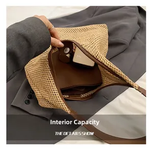 Dettaglio della borsa a tracolla in paglia con tasca interna in pelle e chiusura magnetica
