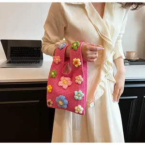 Detalle de bolso de punto rosa con flores 3D hechas a mano y cadena de perlas para mujer
