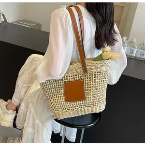 Sac fourre-tout tissé spacieux avec empiècements en cuir marron en situation