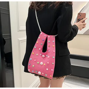 Detail der rosa Stricktasche mit bunten Perlenverzierung und Perlen-Schultergurt
