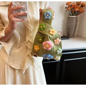 Detalle de flores de ganchillo 3D hechas a mano en bolso de punto verde