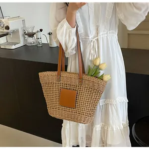 Sac fourre-tout chic en paille tressée avec anses en cuir brun et détail de patch