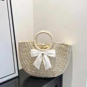 Détails du sac en paille fait main avec nœud en mousseline blanche et doublure à cordon