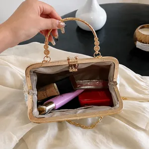Detailansicht der Tweed-Abendtasche mit Platz für Kosmetik und eine Powerbank