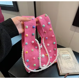 Detail der rosa Stricktasche mit bunten Perlen und weißem Kunstperlen-Riemen