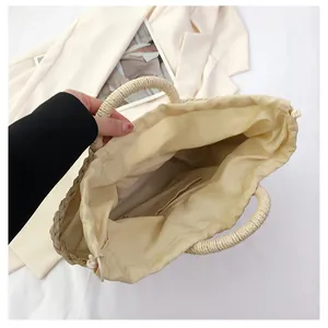 Vue de dessus de la doublure à cordon et de la poche interne du sac en paille