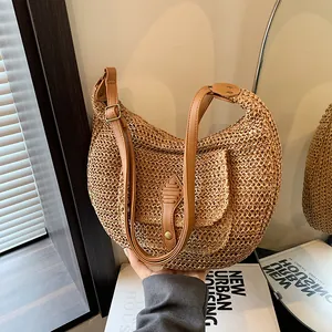 Sacoche en paille tressée avec bandoulière en cuir marron et poche avant pour les vacances