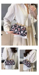 Nahaufnahme der Schmetterlingsstickerei und des Metallverschlusses der Qipao-Tasche