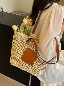 Sac fourre-tout en paille tissée avec poignées en cuir marron et tulipes déco