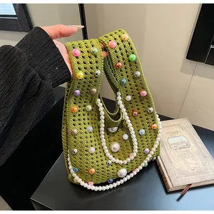 Detailansicht der grünen Häkeltasche mit bunten Perlen und dekorativer Perlenkette