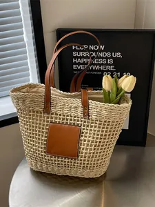Sac fourre-tout tissé minimaliste avec anses en cuir marron et pièce carrée