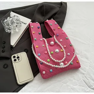 Detaillierte Stricktasche mit bunten Perlenverzierung und weißem Perlen-Schultergurt