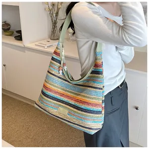 Detail der böhmischen Regenbogen-Webtasche mit hellgrünem Lederriemen und Perlen-Reißverschluss